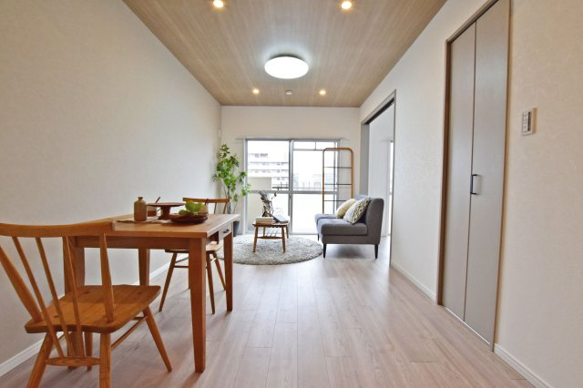 ハイツ東興の居間・リビング|ダイニング側からリビングに向かって撮影した写真です。リビングにも収納スペースがあるので、掃除機や普段使わないものも収納できるのはうれしいですね。