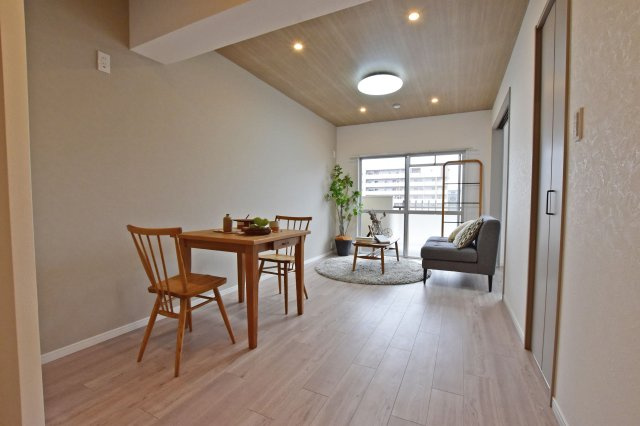 ハイツ東興の居間・リビング|家具の配置がしやすい形状のリビングは、実際の生活をイメージしやすいのが◎