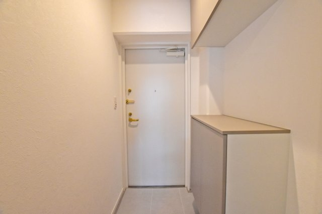 ハイツ東興の玄関|玄関には収納スペース有り。玄関収納の上には玄関を彩るお花や絵画を飾ることもできますね。