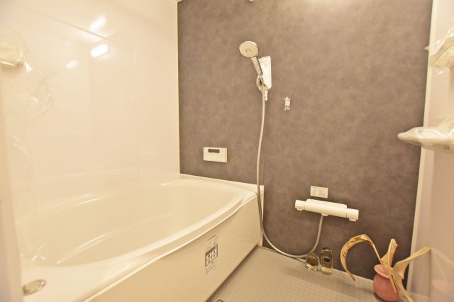 ハイツ東興の浴室|新調のユニットバスは浴室乾燥機付き。カビが気になる空間をいつでも清潔に保つことができます。