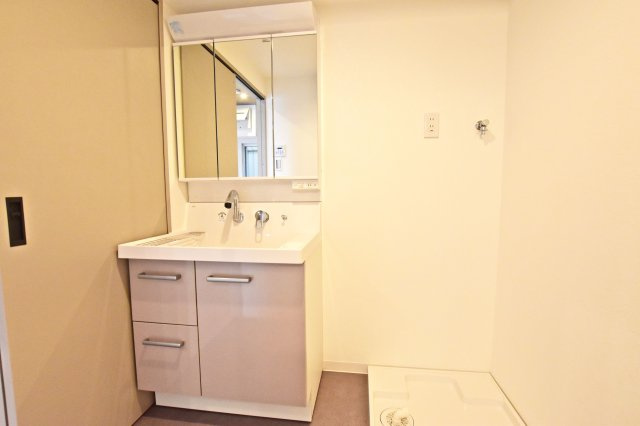 ハイツ東興の独立洗面台|洗面化粧台と洗濯パンも新調済み。水回りは特に気になる場所だからピカピカの洗面台はうれしいです。
