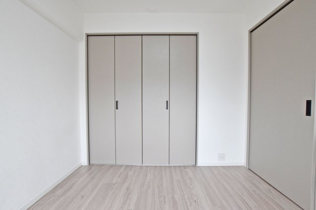 ハイツ東興の洋室|洋室約4.5帖。大きなクローゼット付。隣接する約12帖のリビングダイニングと一体利用もできます。