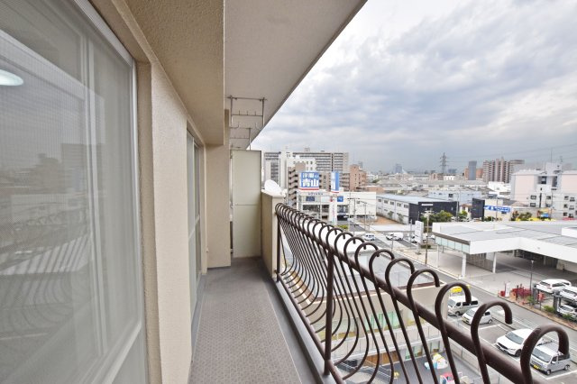 ハイツ東興のバルコニー|南向きバルコニー。7階部分なので眺望も良好です。お休みの日には気分転換でゆっくりとしてみるのもいいですね。