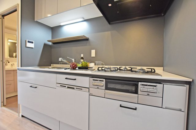 ハイツ東興のキッチン|壁付けタイプのキッチンは新調済み。食洗機付で食事の後の面倒な片付けも楽々です。