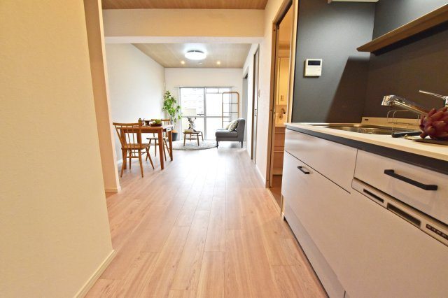 ハイツ東興のキッチン|キッチン側からリビングに向かって撮影した写真です。リビング全体を見渡せるので、お料理しながら会話を楽しむこともできます。