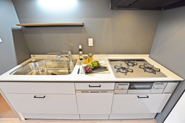 ハイツ東興のキッチン|大きなシンクに広いワークトップ。洗い物をするときも、お料理の盛り付けをするときも機能的に使える便利なキッチンです。
