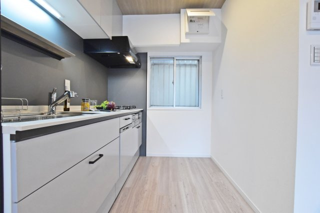ハイツ東興のキッチン|キッチン奥には換気用、採光用の窓有り。お料理中に出てくる煙も素早く排出できるので、便利ですね。