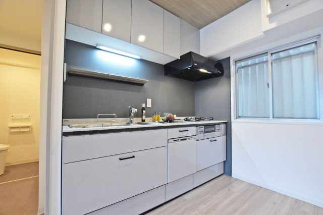 ハイツ東興のキッチン|独立タイプのキッチンはにおいや油汚れなどがリビングの方に行かないので清潔に保つことができます。お料理に集中できる点も◎