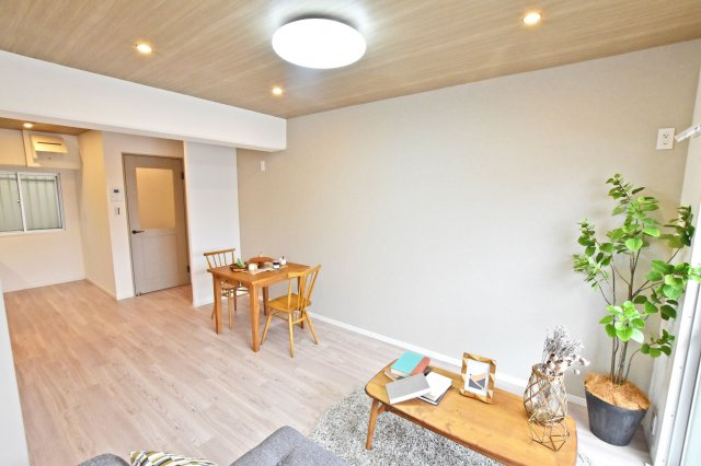 ハイツ東興の居間・リビング|南向きバルコニーに面したリビングは明るい陽射しが差し込み、自然と笑顔になる明るい空間です。