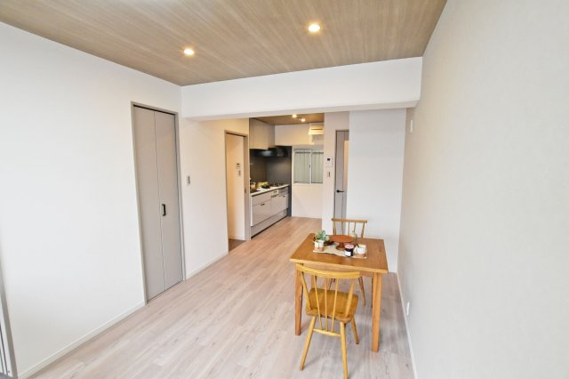 ハイツ東興の居間・リビング|リビング奥からキッチンに向かって撮影した写真です。リビングからお料理をしている様子が見えるのは安心できます。