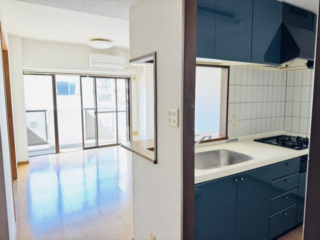 ビッグヴァン京王堀之内弐番館の居間・リビング|～12.0帖の明るいLDKで、家族団欒の時間をお過ごしいただけます～