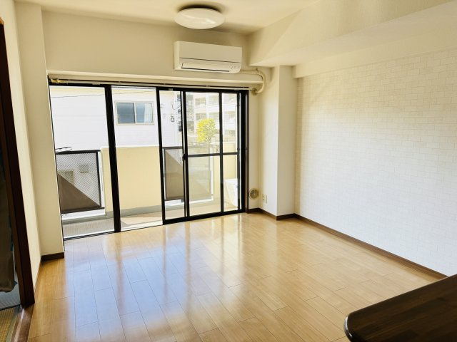 ビッグヴァン京王堀之内弐番館の居間・リビング|～12.0帖の明るいLDKで、家族団欒の時間をお過ごしいただけます～