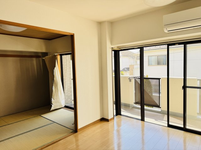 ビッグヴァン京王堀之内弐番館の居間・リビング|～12.0帖の明るいLDKで、家族団欒の時間をお過ごしいただけます～