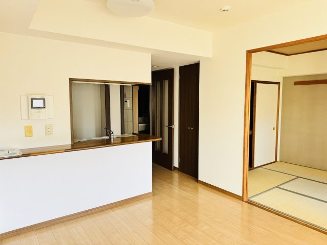 ビッグヴァン京王堀之内弐番館の居間・リビング|～12.0帖の明るいLDKで、家族団欒の時間をお過ごしいただけます～