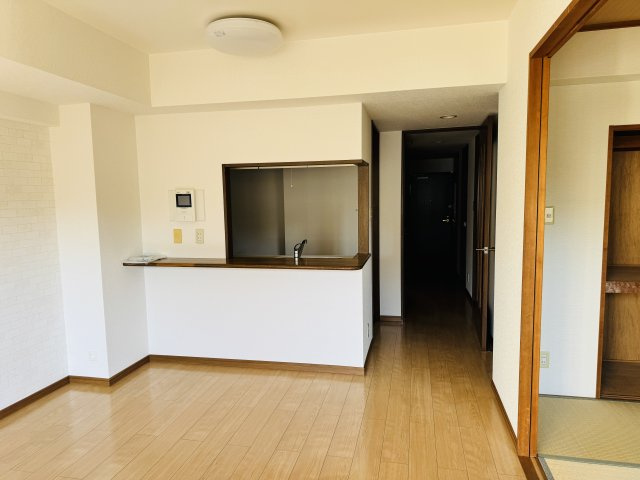 ビッグヴァン京王堀之内弐番館の内装|～12.0帖の明るいLDKで、家族団欒の時間をお過ごしいただけます～