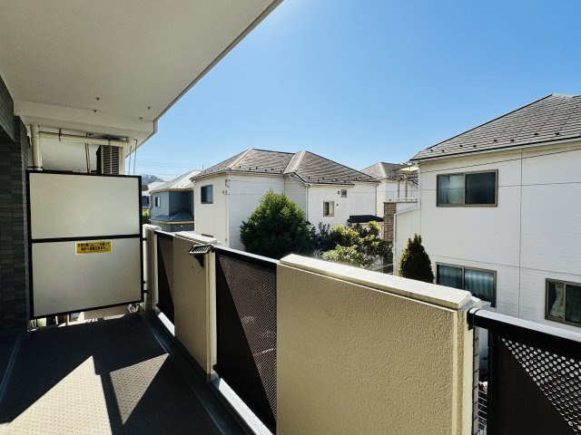 ビッグヴァン京王堀之内弐番館のバルコニー|～陽当たりの良い南西向きのバルコニー　洗濯物がよく乾きそうです～