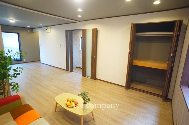 【居間・リビング】 | 東大阪市御厨栄町2丁目 | 【LDK：ゆったり約18.5帖♪】リビングに収納あります♪