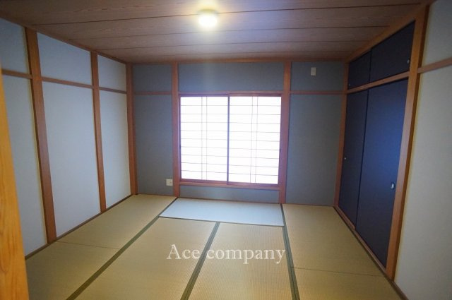 【寝室】 | 東大阪市御厨栄町2丁目 | 【3階：ゆったり和室8帖♪】バルコニーに面しています☆畳表替え、襖・障子貼替え済みです☆