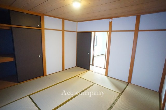 【寝室】 | 東大阪市御厨栄町2丁目 | 【3階：ゆったり和室8帖♪】押し入れ完備です♪