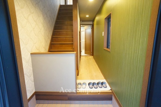 【玄関】 | 東大阪市御厨栄町2丁目 | 1階、廊下に階段下収納あります。