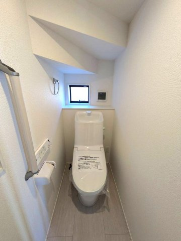 岡山市北区楢津①号棟グラファーレのトイレ|◆冬場でも安心してご利用いただける温水洗浄暖房便座です。2階にもトイレがあるので忙しい朝でも安心です。