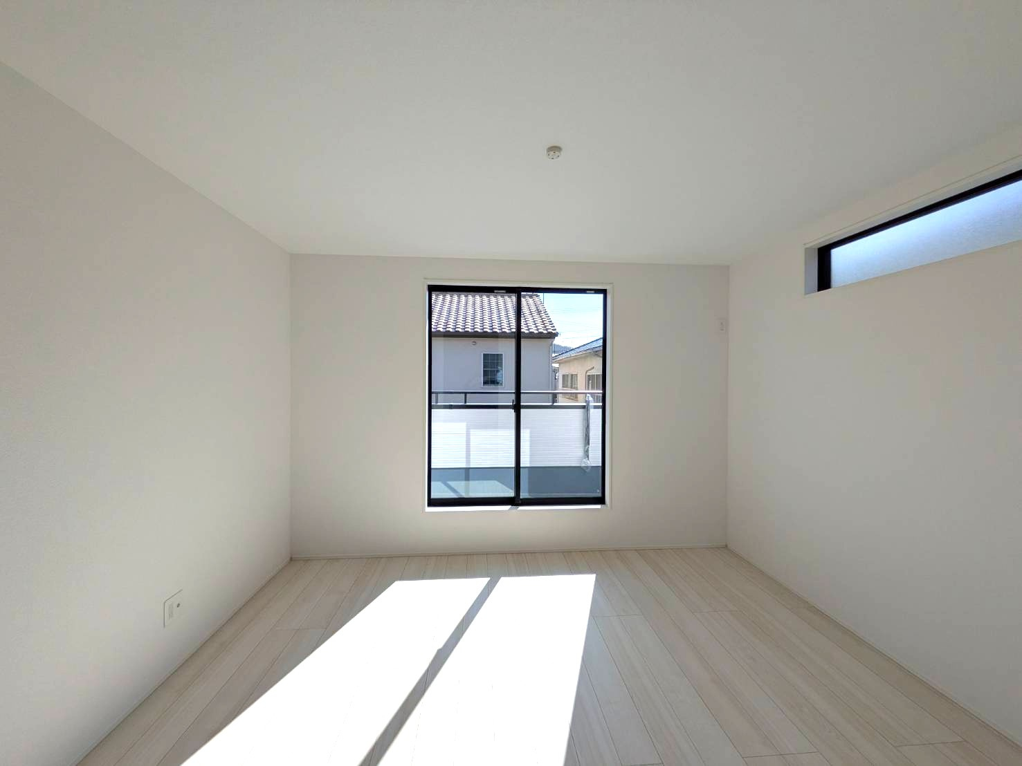 岡山市北区楢津①号棟グラファーレの洋室|◆大きな窓からの光で気持ちよく朝を迎えられます。