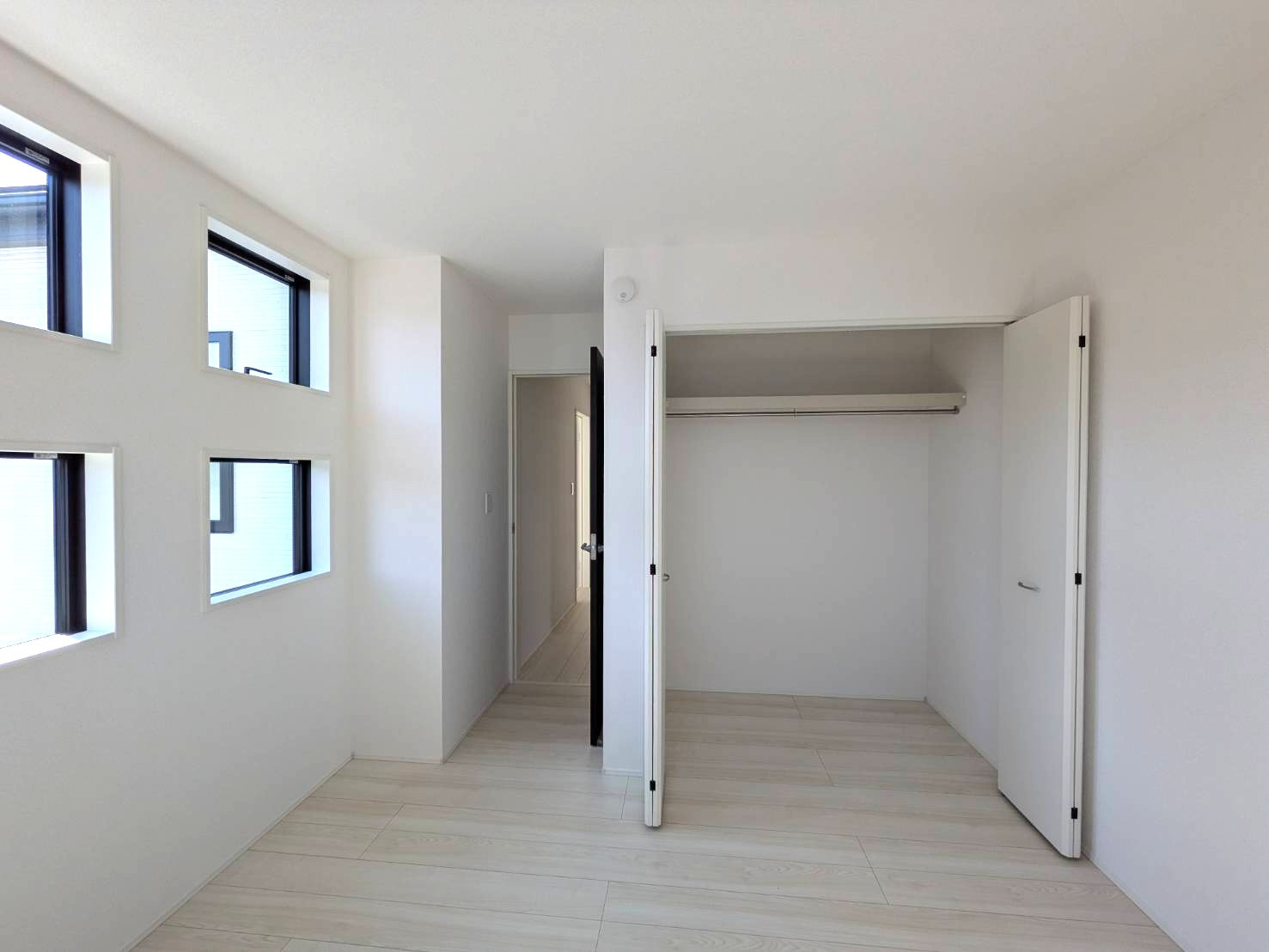 岡山市北区楢津①号棟グラファーレの洋室|◆2階北東洋室5.75帖は収納に優れたクローゼット付き！