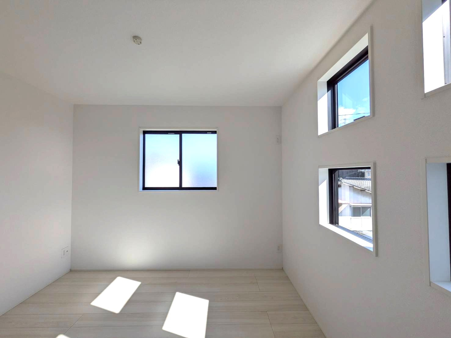 岡山市北区楢津①号棟グラファーレの洋室|◆デザイン性に優れた小窓もおすすめポイントです。