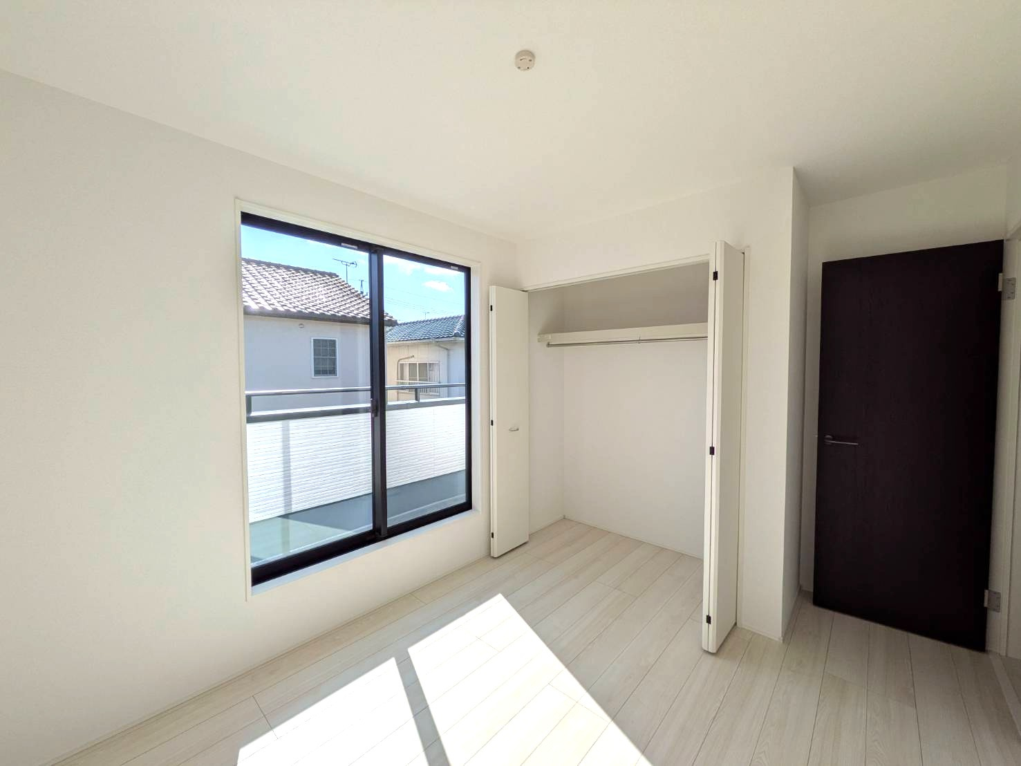 岡山市北区楢津①号棟グラファーレの洋室|◆2階南洋室5.25帖もクローゼット付き！日当たりも良好でお子様のお部屋にもおすすめです。