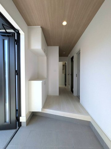 岡山市北区楢津①号棟グラファーレの玄関|◆光が差し込む明るい玄関で気持ちよくご家族を迎えることができます。収納スペースも多数あり！