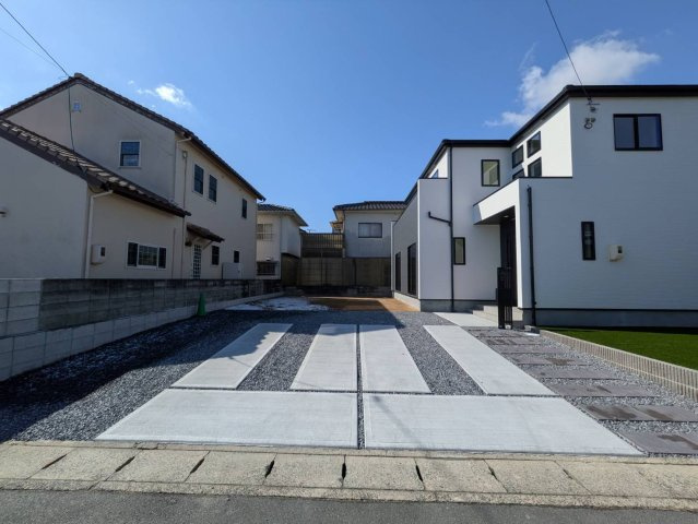 岡山市北区楢津①号棟グラファーレの駐車場|◆奥行のある広々とした駐車スペースは並列駐車2台分可能です。