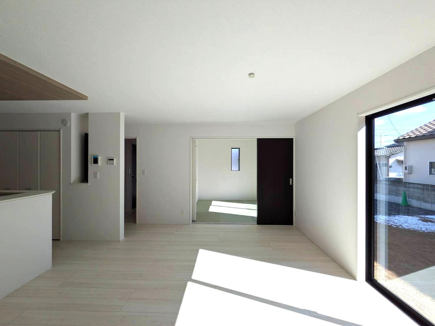 岡山市北区楢津①号棟グラファーレの居間・リビング|◆大きな窓から入る自然光で部屋全体が明るく開放的な空間が広がります。