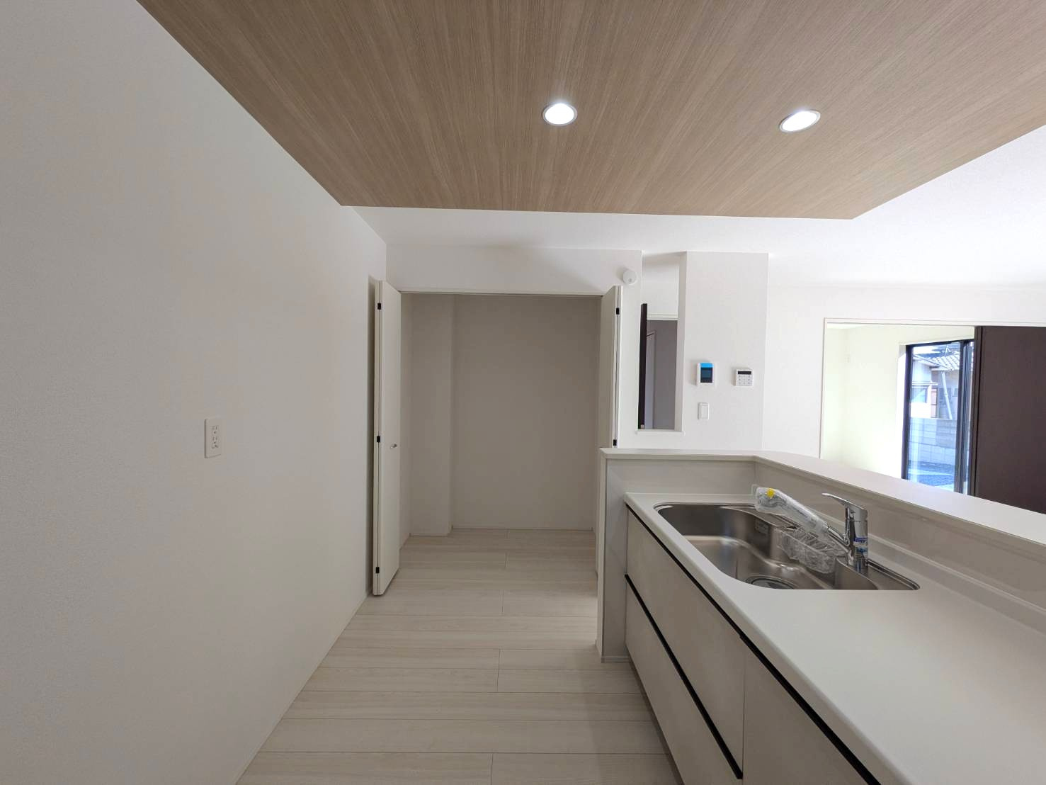 岡山市北区楢津①号棟グラファーレのキッチン|◆大容量のパントリー付きでキッチンまわりがすっきりまとまります。