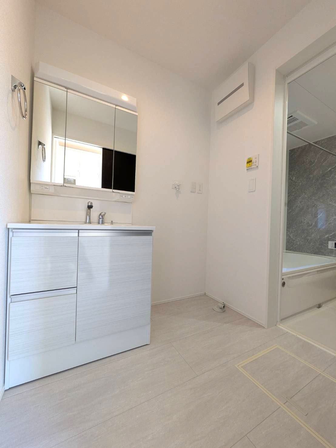 岡山市北区楢津①号棟グラファーレの脱衣所|◆明るく清潔感のある洗面室です。大きなミラーで身支度を整えることができます。