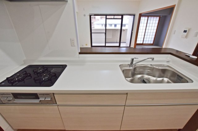 リーガル塚本第6のキッチン|広ーいワークトップはお料理を盛りつけたり、配膳するのにも便利です。