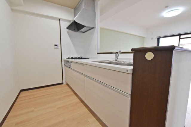 リーガル塚本第6のキッチン|キッチンスペースは食器棚や冷蔵庫を設置しても余裕の広さです。お料理中でも余裕で人がすれ違えます。