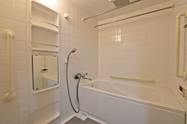 リーガル塚本第6の浴室|気になる水回りですが、やっぱり浴室がピカピカなら嬉しいですね。くつろぎのバスタイムはここから始まります。