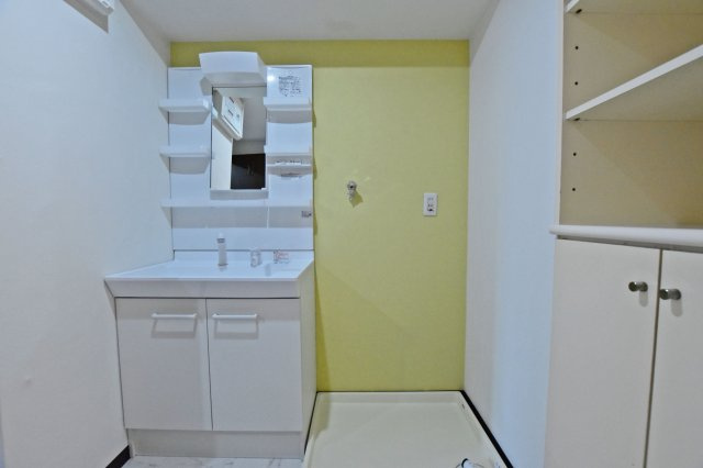 リーガル塚本第6の独立洗面台|洗面室には棚や収納スペースがあるので洗剤やタオル、洗濯物等色んなものを収納できます。