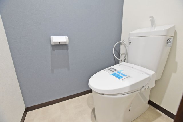 リーガル塚本第6のトイレ|寒い日でも快適に利用できるウォシュレット付トイレです。