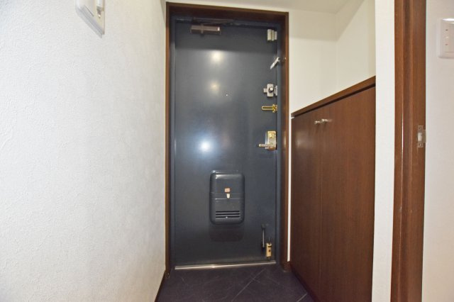 リーガル塚本第6の玄関|玄関横には収納スペース有。毎日使う玄関ですからキレイに片付けておきたいですね。