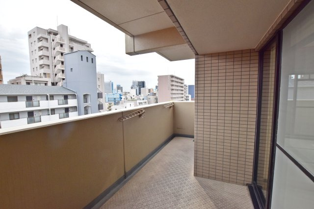 リーガル塚本第6のバルコニー|南向きバルコニーは洗濯物を干すだけでなく、天気のいい日には気分転換をするにもいい場所です。