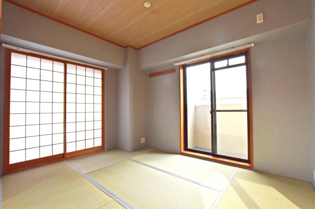 リーガル塚本第6の和室|やっぱり畳の香りがすると落ち着きますね。和室にはバルコニー付で明るい陽射しも差し込んできます。