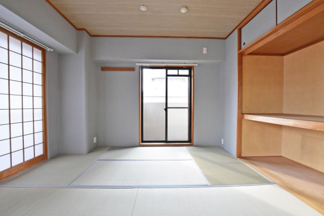 リーガル塚本第6の和室|和室には押し入れ有り。クローゼットに比べて奥行があるので大きな荷物も収納できます。