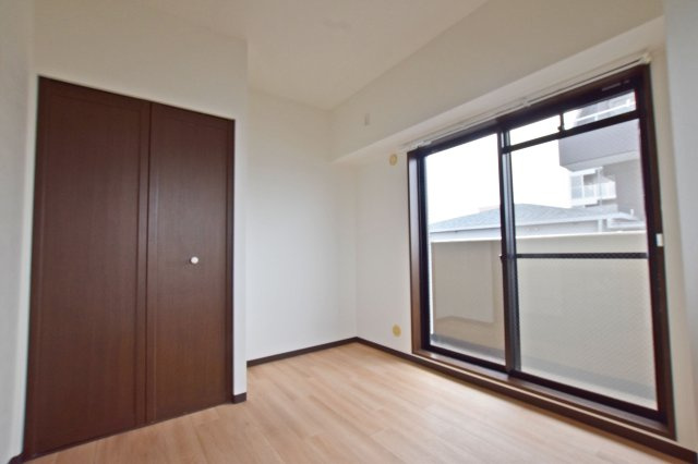 リーガル塚本第6の洋室|バルコニーに面した洋室にはクローゼットもあり、お部屋をスッキリと片付け出来ます。