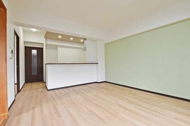 リーガル塚本第6の洋室|白色を基調とした清潔感あるリビングは、色々な家具にも合わせやすいので、お好みのコーディネートが楽しめそうです。