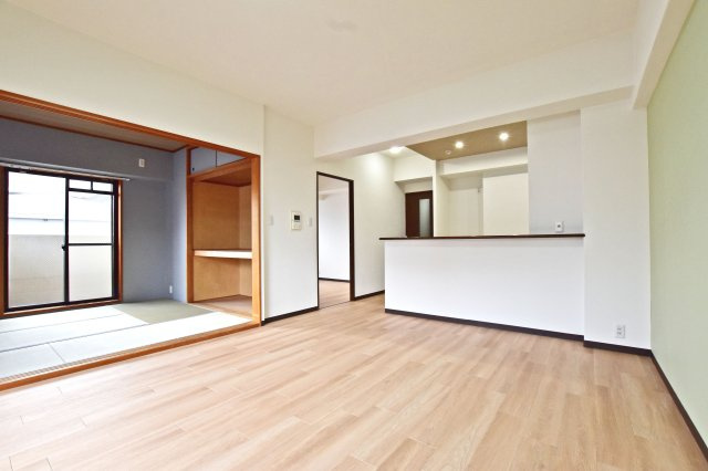 リーガル塚本第6の居間・リビング|リビングは家具の配置がしやすい形状になっています。実生活をイメージできるのがいいですね。