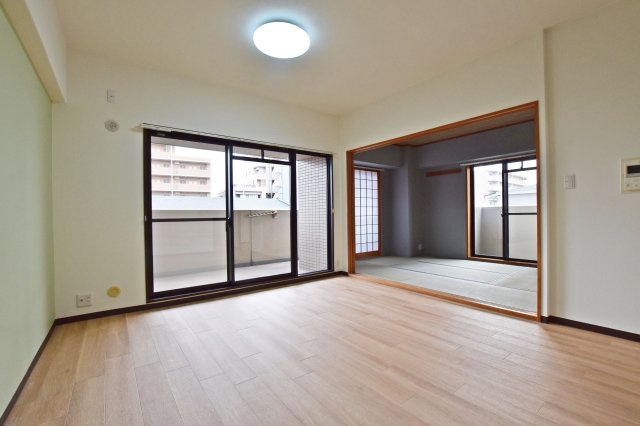 リーガル塚本第6の居間・リビング|リビングのすぐ隣には和室が続き間であるので、家事の合間にちょっとお昼寝をしたり、小さなお子様の遊び場なんかに利用できます。