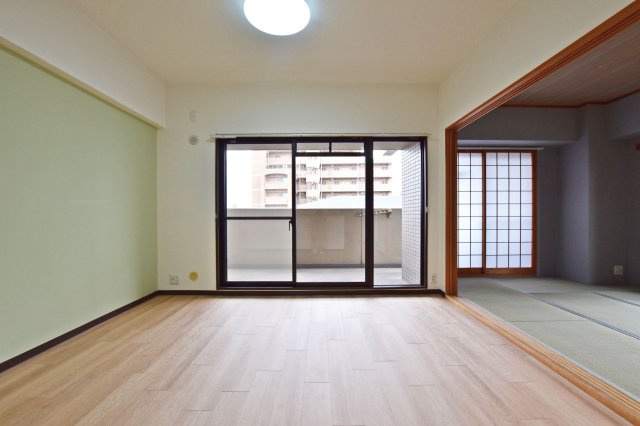 リーガル塚本第6の居間・リビング|キッチン側からリビングに向かって撮影した写真です。お料理をしながらリビング全体を見渡せることができるので小さなお子様がいらっしゃるご家庭でも安心です。