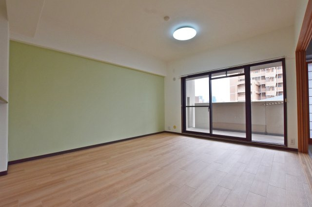 リーガル塚本第6の居間・リビング|南側に大きく開いた窓から明るい光が差し込むリビングから家族の笑い声が聞こえてきそうです。