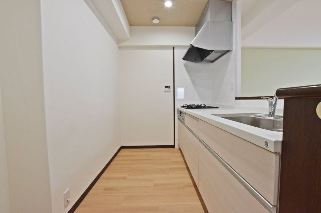 リーガル塚本第6のキッチン|リビング入口から撮影した写真です。キッチンからの家事動線が効率よく動ける造りになっています。